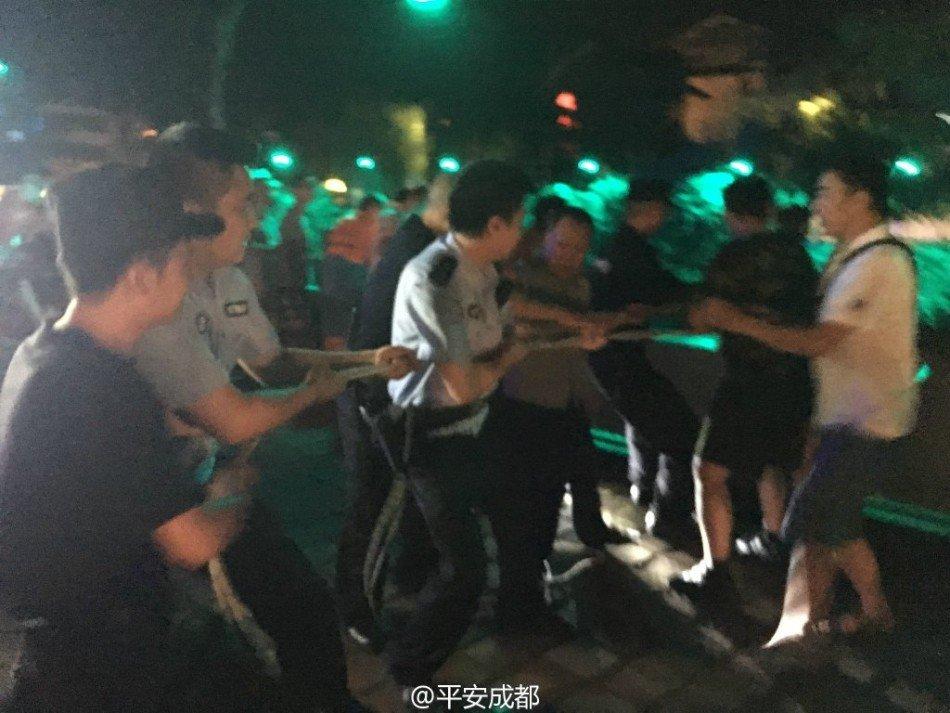 7月24日晚,一对情侣在成都都江堰柏条河边触景生情,河堤护栏上玩起“泰坦尼克号”经典桥段,结果定情戒指掉入河中。男子为捞戒指掉下河堤,河水湍急,命悬一线。民警到场后,与热心群众一道用救生绳合力将男子救上岸。