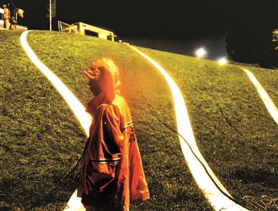 昨天凌晨,岳各庄桥下已经准备好抽水设备 摄影/本报记者 郝羿