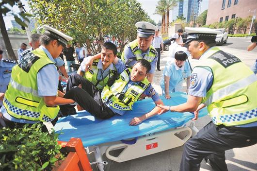 【陪交警媽媽執勤】中暑的症狀 西安女交警烈日下執勤圖片