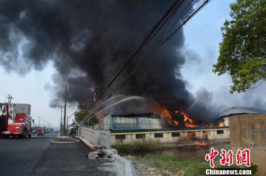 称江苏宜兴市张泽新宇化工有限公司发生爆燃事故,且火灾现场火势较大