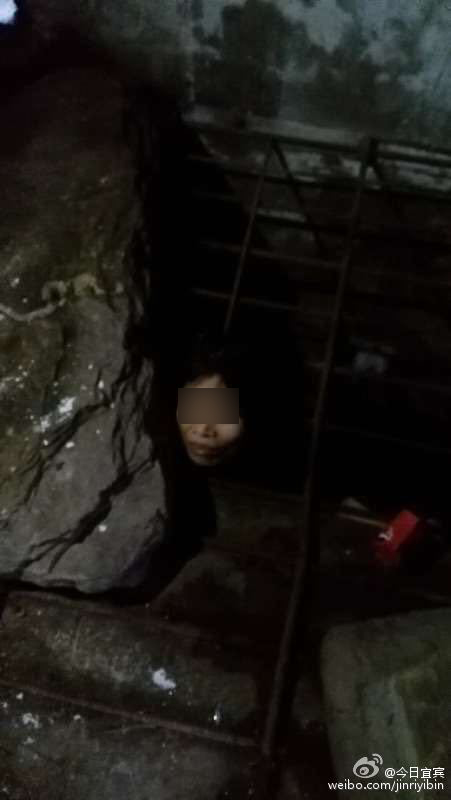 网曝四川女子被关铁笼 警方:系家属将其锁在楼梯间