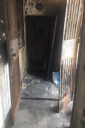 芳群园1区4号楼10层西南侧楼道着火区域。消防供图