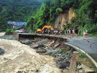 华商报商洛讯(记者 曾春)7月30日晚到31日凌晨,暴雨突袭商洛,导致商南县十里坪镇两村民不幸身亡,金丝峡景区1251名游客被困,多辆游客车辆被洪水冲走。截至7月31日晚8时,暴雨已造成商洛20.6万人受灾,直接经济损失20271万元。