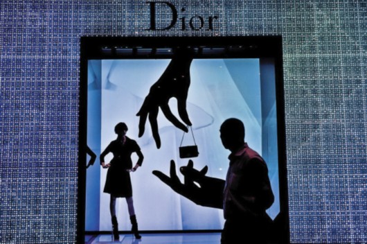 8100:13ݳƷƷƵϰ£Dior)΢ŹںϷһϢLady Dior SmallִϦ޶ϾƷʽۡ磬ϰµĹȦ͹ںϵϢһǶָͬһH5ӣͨһӿֱӹΪ2.8ԪϦִ