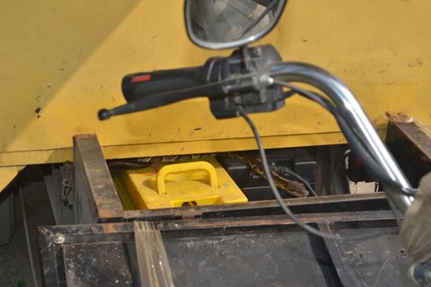 趴在车厢下的蟒蛇。消防供图