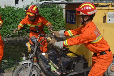 消防员实施抓捕。消防供图