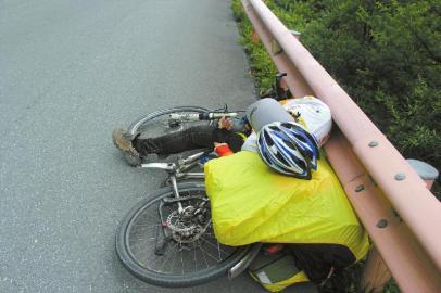 老人倒地时,依然保持着骑行的姿势。