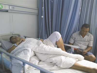 躺在病床上的小吴