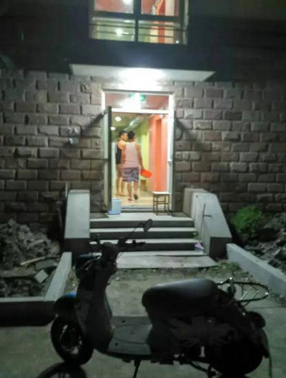 试行第一天,男生来到23号女生宿舍楼洗澡