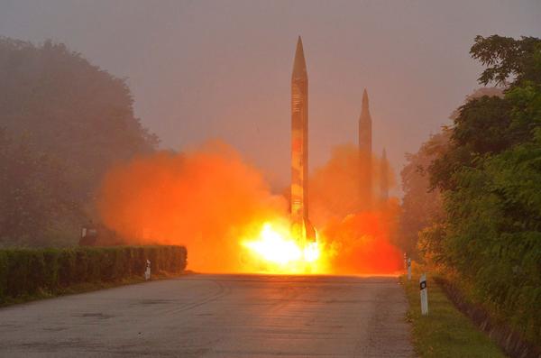 朝鲜于当地时间3日上午在黄海南道殷栗一带向朝鲜半岛东部海域发射了疑似“芦洞”的2枚导弹。视觉中国 资料