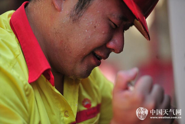 4日,哈尔滨市迎来今年入夏以来最热的一天,加油站工作人员汗流浃背。