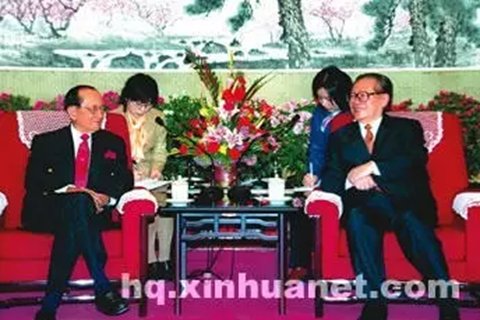 2003年，江泽民在中南海会见博鳌亚洲论坛理事长拉莫斯。