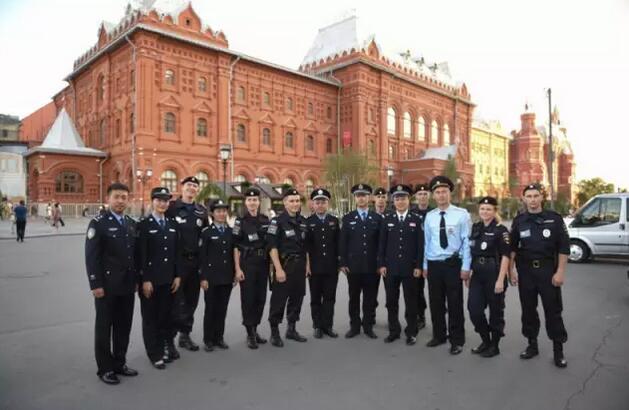 申娜和第一團司令兼旅遊警察大隊大隊長雷薩科夫在警察基地會見了三亞