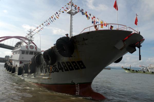 把获救的女子带回舟山的浙普渔运48888号靠岸。本文图片均为 吴琳红 图