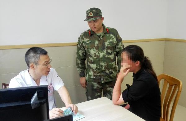 获救的女子在朱家尖边防派出所民警的陪同下到医院检查