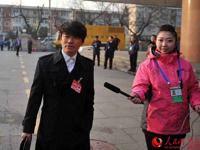 2014年,身为河北省政协委员的他并没有带去提案,此后一年,有关他履职的报道也很难在媒体端找到。在今年河北省两会上,王宝强发言称,“我一直想为家乡拍一部戏,我们河北文化产业要有自己的代表作品,要有精品……”