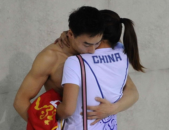 奥运会跳水女子单人三米板比赛中,获得亚军的中国美女何姿在颁奖仪式