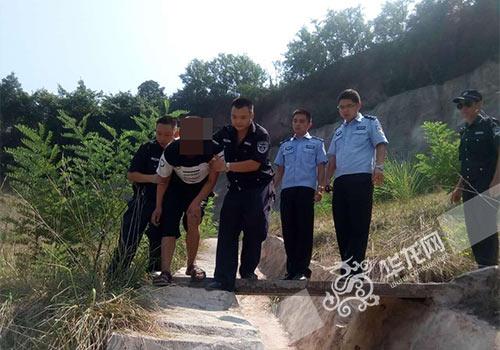 民警将“轻生男子”救下。两江新区警方供图