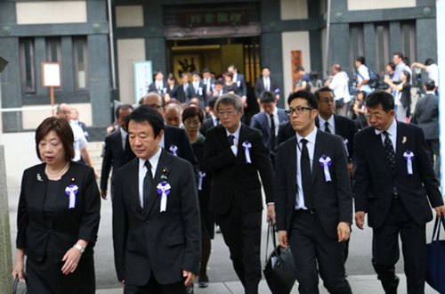 日本国会议员67人集体参拜靖国神社(图)-搜狐新闻