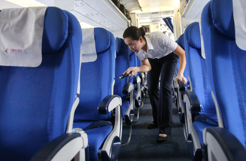 2016年7月27日,东航安全员在客舱内检查座椅新华社发