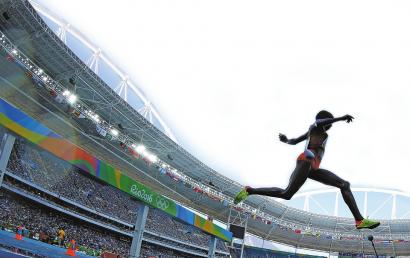 对参赛选手来说,奥运金牌不只是一份荣誉,随之而来的还有经济奖励,一块奥运金牌能为运动员带来多少奖金呢?新加坡为奥运金牌拍出了约合563万元人民币的高额奖金,而中国为每块金牌提供的奖励是20万元人民币,是排名倒数第四少的国家,尤其相比伦敦奥运会时开出的50万元“巨奖”,里约金牌“贬值”了不少。