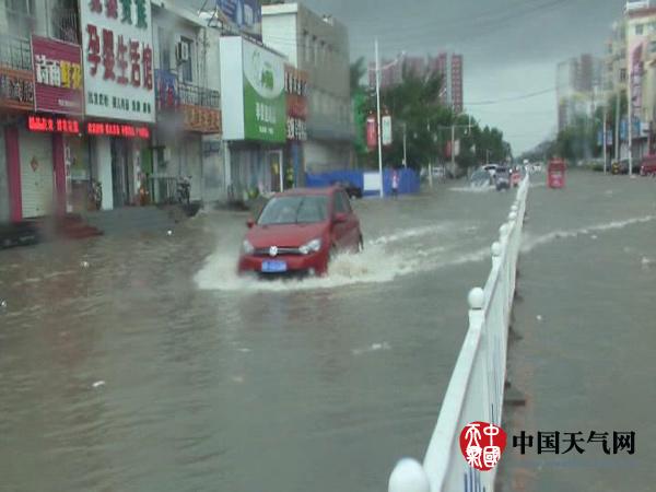 15日,河北廊坊永清县城区因强降雨出现内涝。(拍摄:王涛)