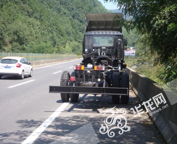 驾驶员将货车随意停在应急车道上。市交通执法高速四支队五大队供图 华龙网发