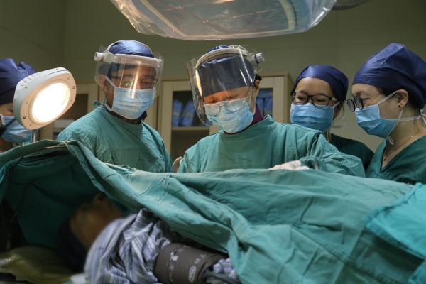 8月4日,上海市第一人民医院南部,医生为101岁的张老伯安装心脏起搏器。医院供图