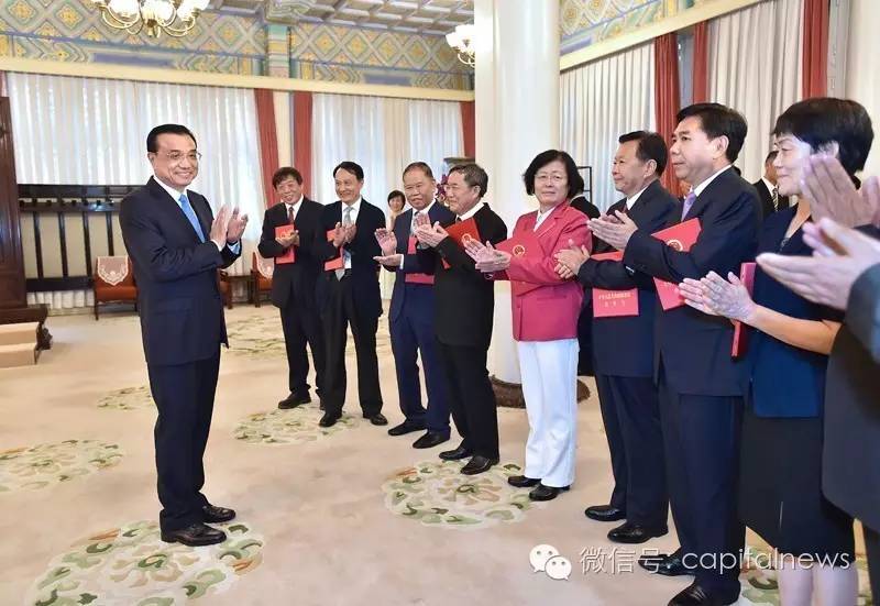 七年前,同样是在紫光阁,刘彭芝也从时任总理温家宝手中接过了一张聘书,当时聘书上的烫金是“国务院参事”。