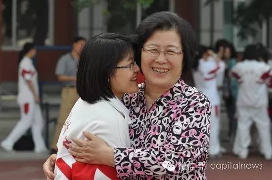 2015年,她在学校开学典礼上说,人大附中绝不培养精致的利己主义者,人大附中要培养有爱国情怀、英雄情怀、悲悯情怀的人,要培养有血性、有灵性、有理性、有诗性的人,要培养有本事、有担当的人。从人附中走出来的人,要堂堂正正,浩浩荡荡。