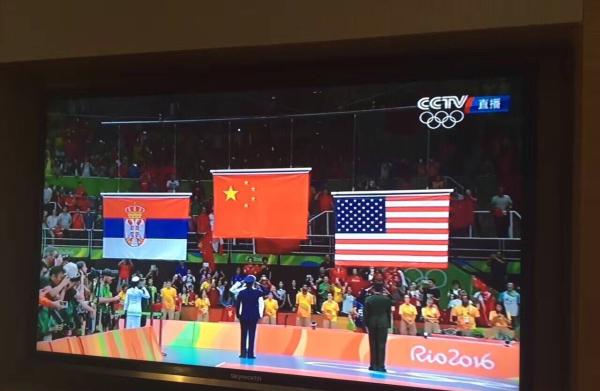 《中华人民共和国国旗法》明确表示,“中华人民共和国国旗是五星红旗,旗面为红色,长宽比例为3:2。左上方缀黄色五角星五颗,四颗小星环拱在一颗大星的右面,并各有一个角尖正对大星的中心点。”