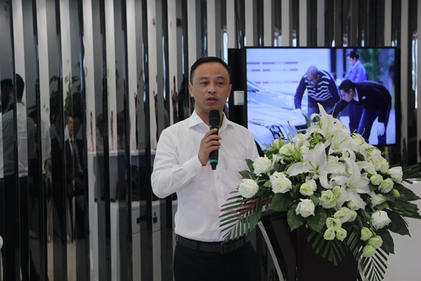 上海东昌集团老板背景图片