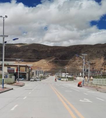 革吉县道路17日上午,我们走在革吉县街道上,宽阔平整的柏油马路修通了,纵贯整个县城。第一感觉就是街道干净、整洁,街道两旁的建筑布局整齐、漂亮。