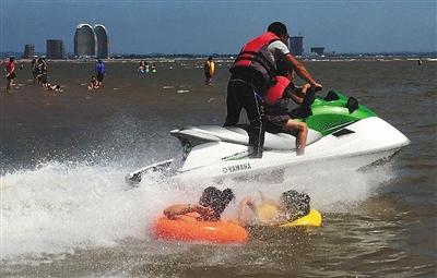 8月20日,东戴河止锚湾,男子开着摩托艇带一名小游客游玩,从一对母女身边极速开过。