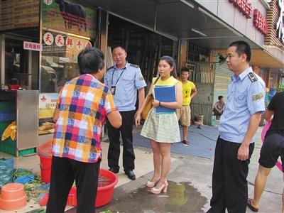 “律师驻队”模式施行后,驻队律师随深圳城管沙河街道执法队执法,现场与商贩沟通。深圳城管沙河执法队提供