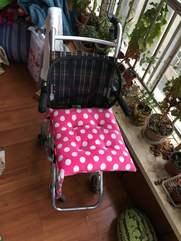 刘伶利摆摊卖丝巾所用的推车