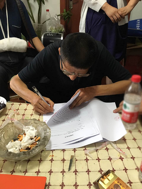 陈伶利的父亲在签赔偿协议