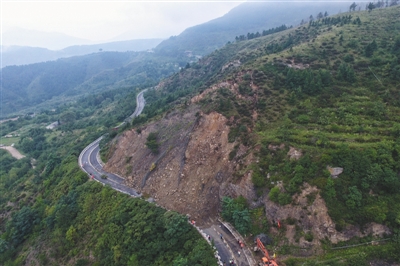108国道塌方现场,道路堆积约五十米。新京报记者 张建斌 航拍