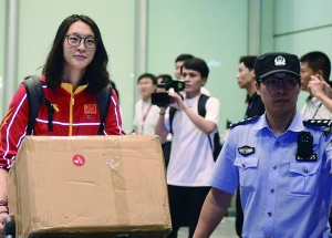 昨晚9点多,中国奥运代表团乘坐的专机抵达北京首都机场,机场大厅被“挤爆”,上千粉丝夹道欢迎奥运健儿回家。中国女排的姑娘们、主教练郎平、乒乓球女单金牌得主丁宁等健儿一亮相,就引来粉丝疯狂尖叫。