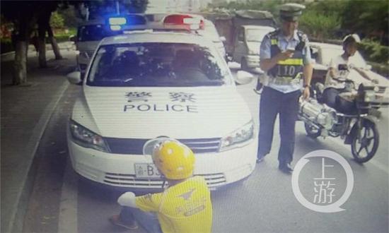 司机逆行被查躺在地上耍赖 因地上太烫起身认错