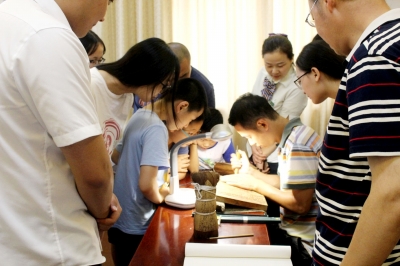 近日,四望亭社区邀请省非物质文化遗产继承人芮名扬为社区居民演示