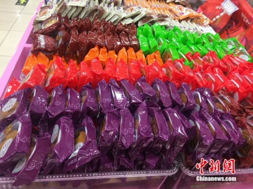 北京西城区某超市销售的散装月饼。中新网 邱宇 摄