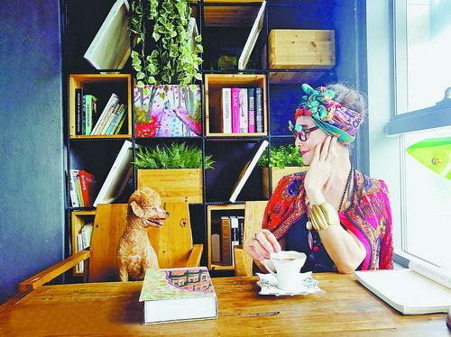 2015年,因为髋关节骨折,黄炎贞遗憾未能参加中国旗袍会·世界吉尼斯旗袍秀厦门分会场的活动。