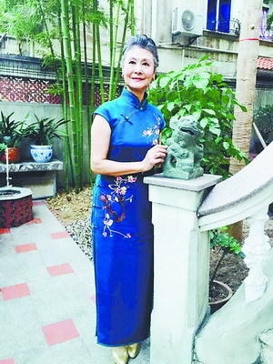 大热天穿皮衣鹭岛拍照,希望鼓舞老人。