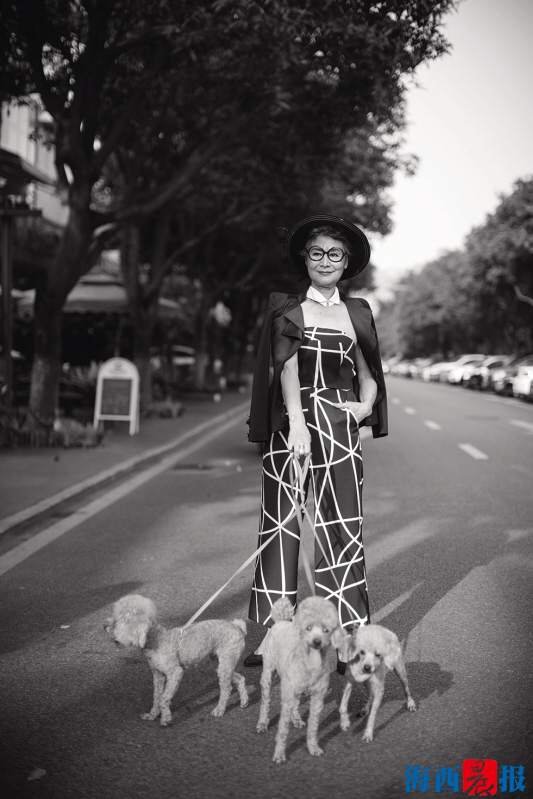 黄炎贞穿着时尚,仿佛法国巴黎街头的摩登女郎。