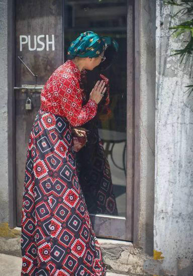 为了实现梦想背孙子来排练。