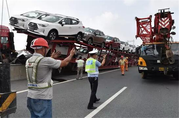 據瞭解,廣樂高速車輛日流量較大,平日車流輛在7萬至9萬,最高峰超過了