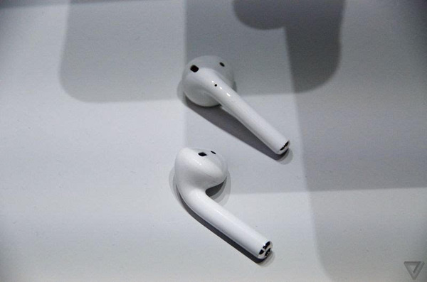 ȽϺõĵطǣСEarPodҪһЩȻҾ˶ʱǻɶʹʱ㽲һȡAirPodͨô̽⵽ԶͣšͬʱûͨSiriͨùǿԼ