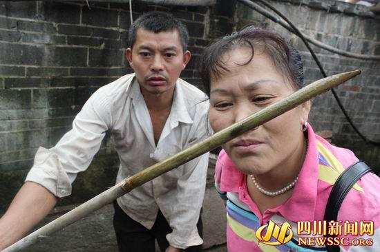 沾水的竹竿上有着一股柴油味