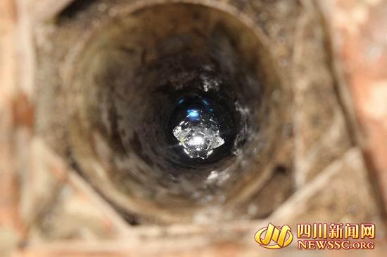 井中的水面泛着油光